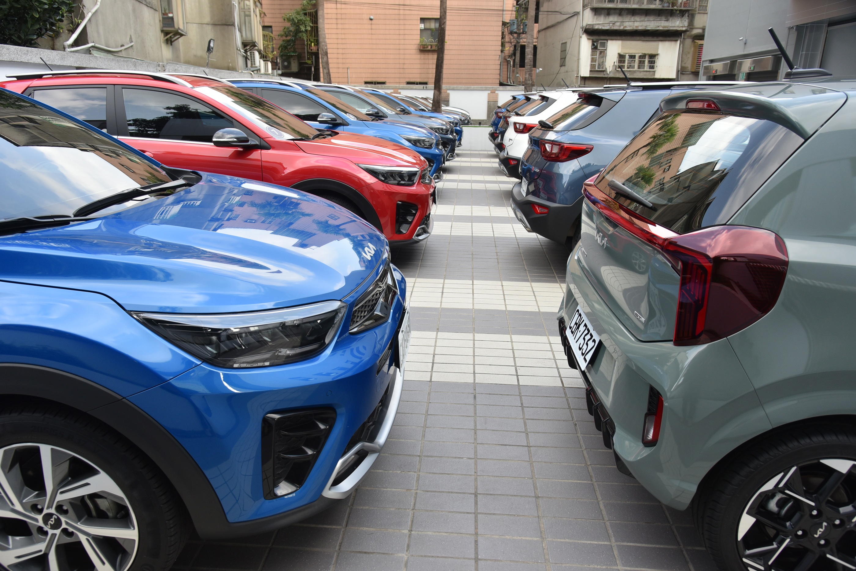 7. 高雄場將匯聚逾25台Kia Select原廠精選中古車，皆符合車齡五年內、行駛里程不超過十萬公里的嚴格篩選標準。